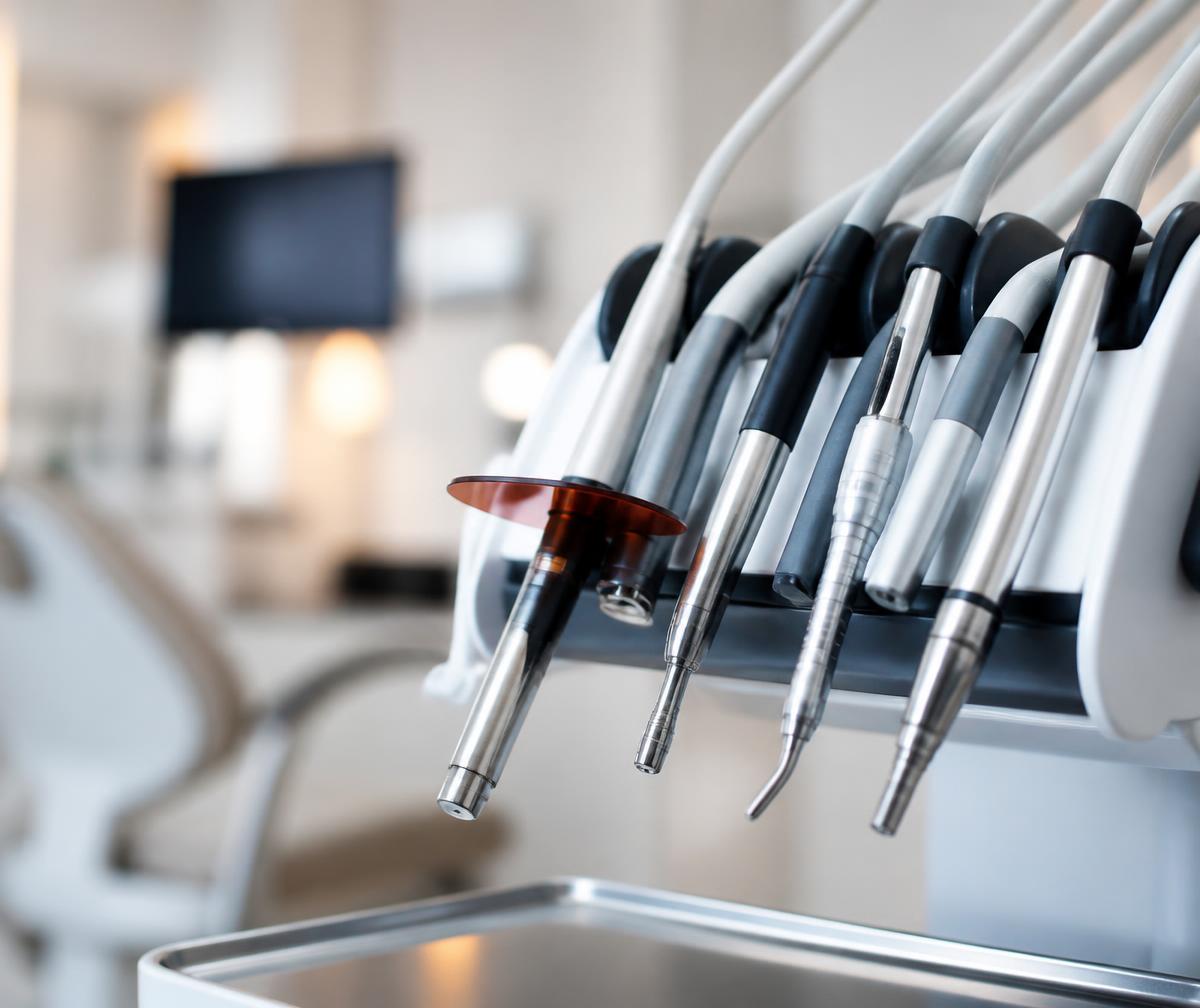 Detalhe de equipamentos odontológicos modernos em ambiente limpo e organizado